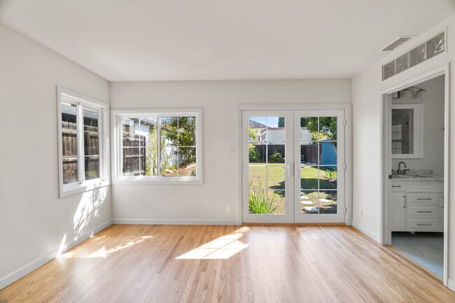 Large ensuite master bedroom - 2451 22nd St