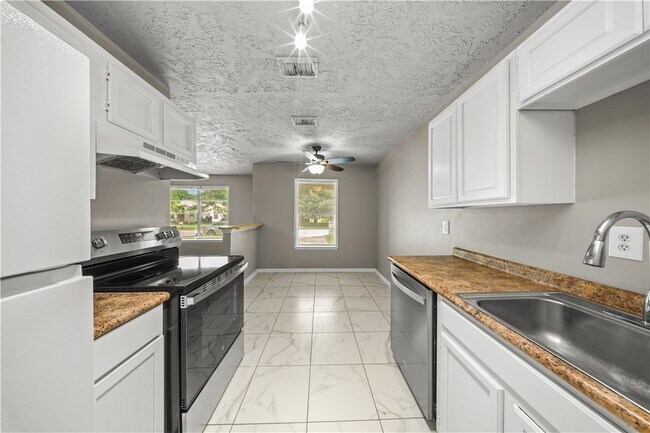 Building Photo - 1419 Hillside Dr