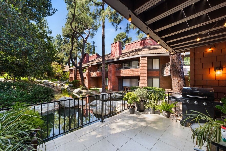 Building Photo - 374 S Prospectors Rd