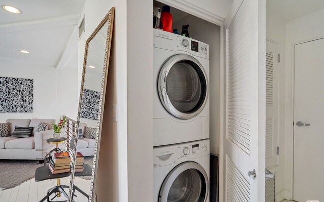 Building Photo - 1037 N Laurel Ave