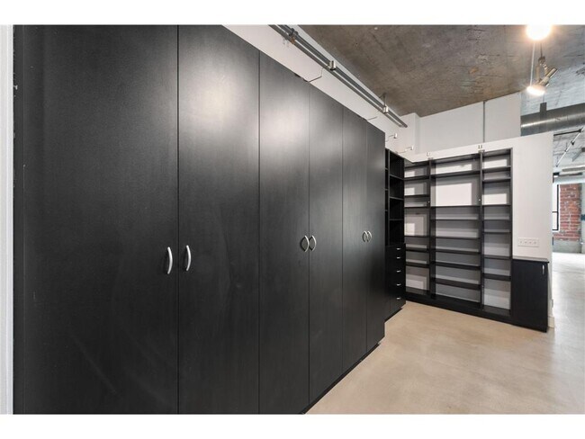 Building Photo - 718 N Washington Ave