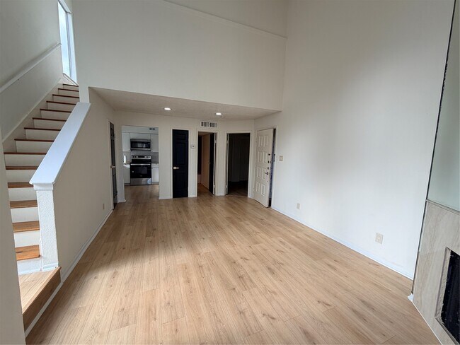 Building Photo - 10855 Meadowglen Ln