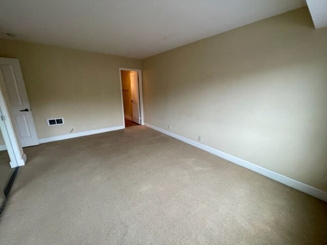 Building Photo - 2 bedroom, 2 bath top floor condo in La Jolla