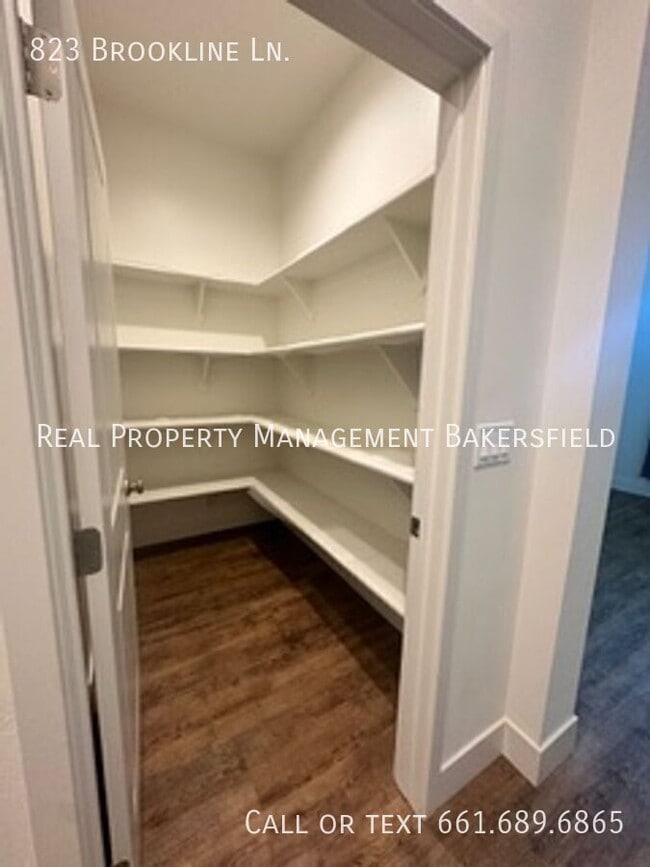 Building Photo - 823 Brookline Ln