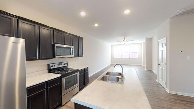Building Photo - 302 Bogle St