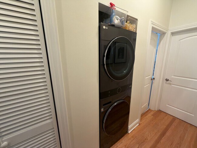 Building Photo - Beautifully updated & maintained 2 bed/2 bath Noble Square condo in an intimate 3 unit building.