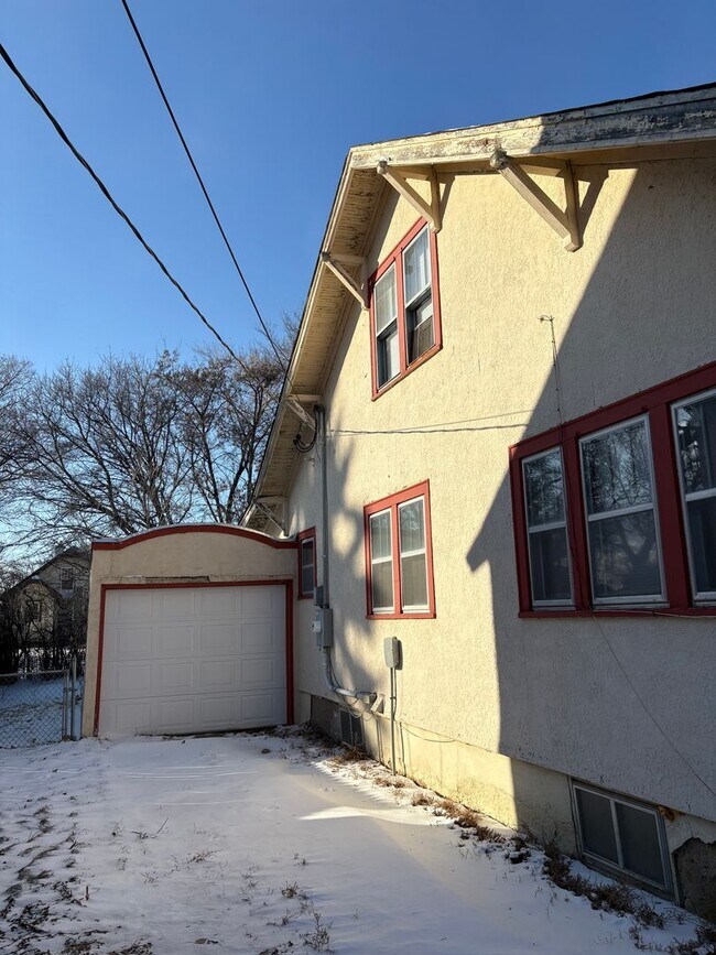 Building Photo - House- NW