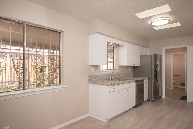 Building Photo - Beautifully Remodeled NE Heights/Uptown Ar...