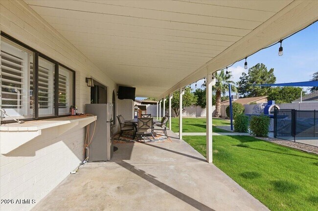 Building Photo - 6101 E Greenway Ln