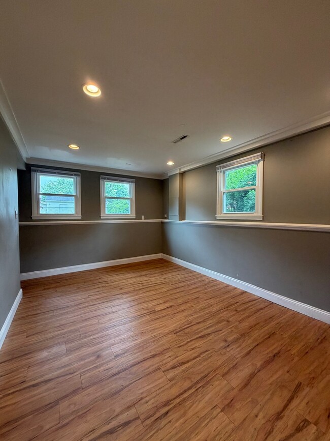 Building Photo - 5S481 Glenoban Dr