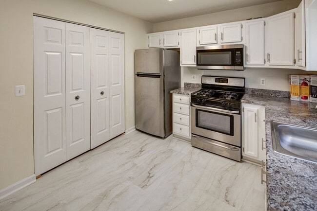 Building Photo - End Unit in New Castle -Showing Sunday 8/1...