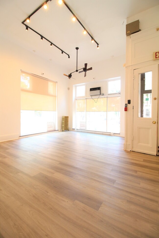 Building Photo - 16th & Pine, Commercial Store or Office Sp...