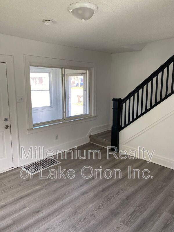 Building Photo - 638 Joslyn Ave