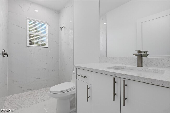 Building Photo - 723 Ivan Ave S