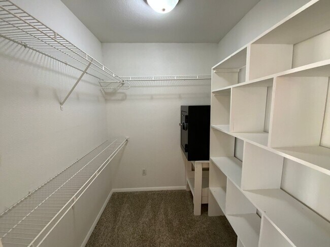 Building Photo - 3 Bedroom Single Story Home Available Near...