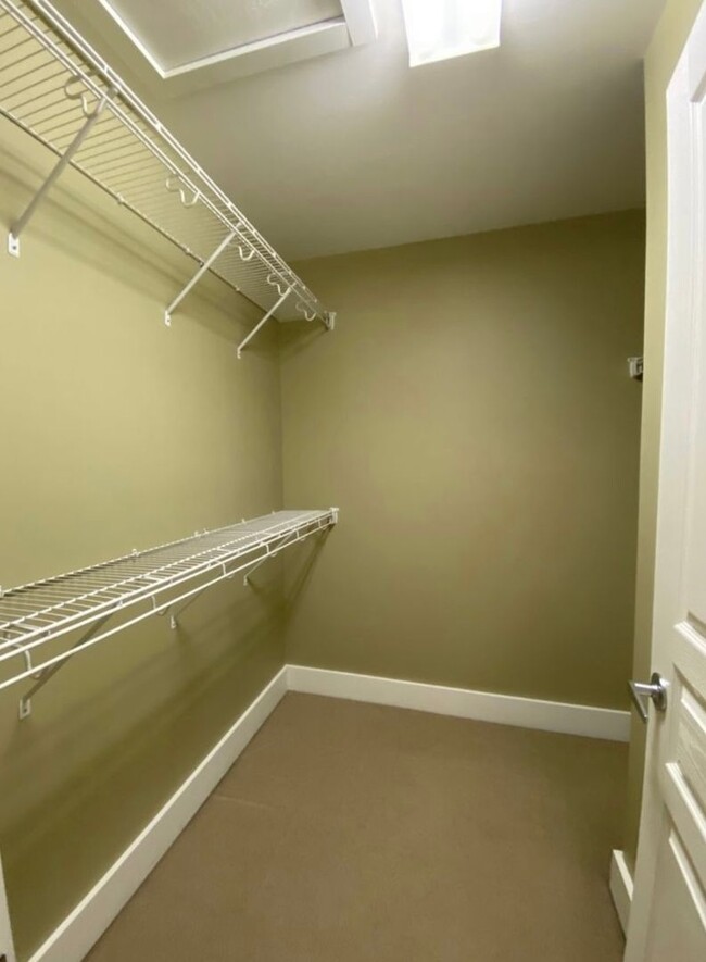Building Photo - 2 BEDROOM 2.5 BATH TOWNHOME WITH DOWNTOWN ...