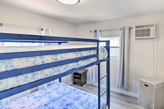 Building Photo - 134 1st Ct