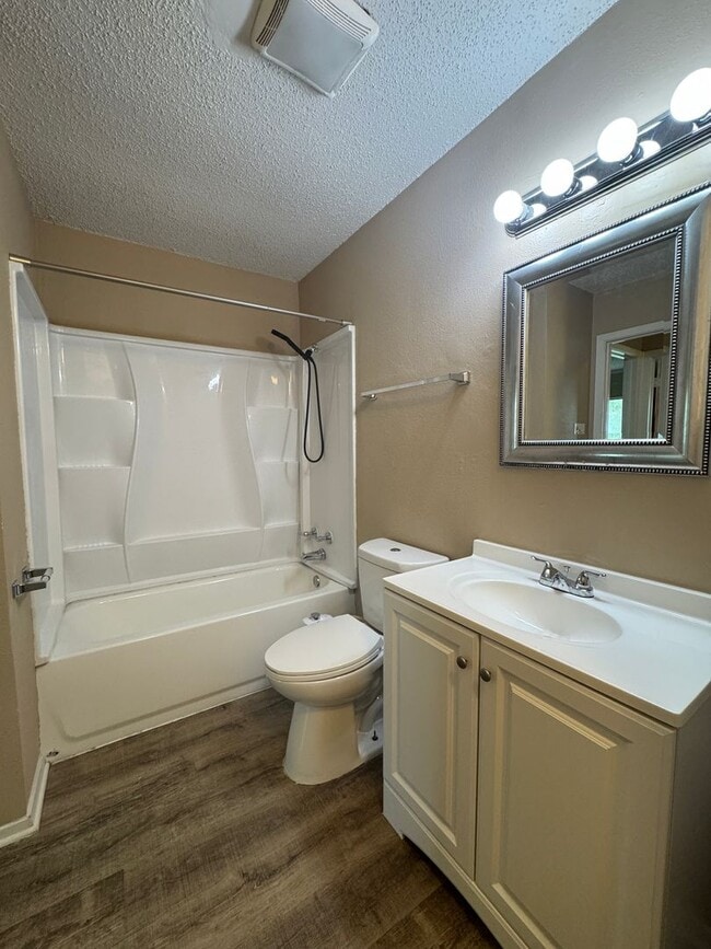 Building Photo - MOVE IN READY 3/2 LOCATED INSIDE 1604/CULE...