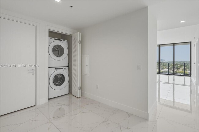 Building Photo - 1170 E Hallandale Beach Blvd
