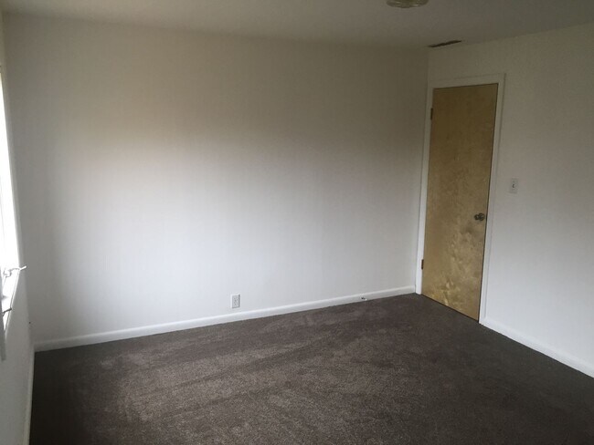 Building Photo - 516 N Willson Ave