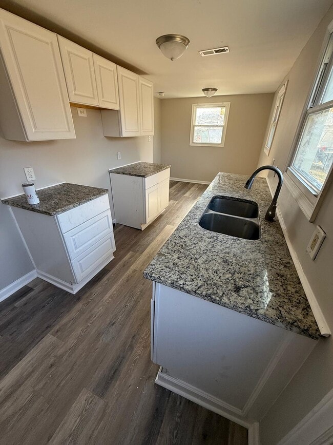 Building Photo - 1343 Cox Ave