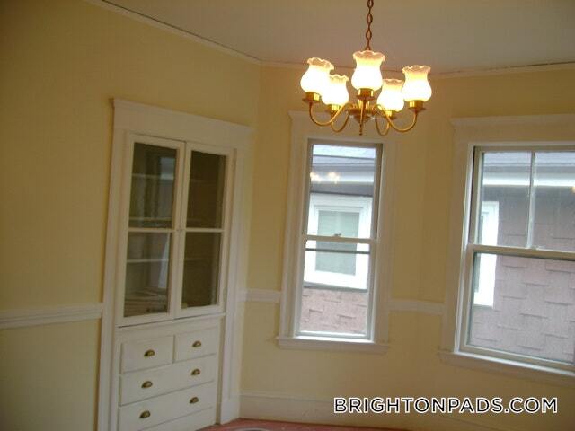 Building Photo - 17 Hunnewell Ave