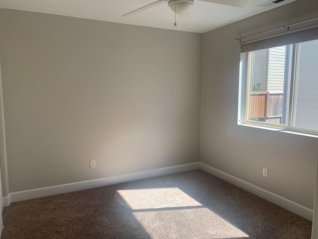 Building Photo - Townhome in Highly desired  Camas -Lacamas...