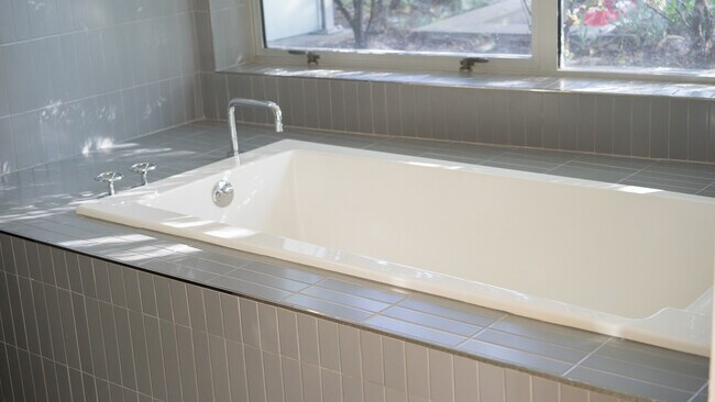 Building Photo - 4080 Glencoe Ave