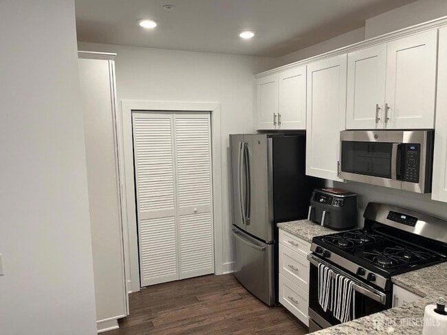 Building Photo - 826 Stiller Ln