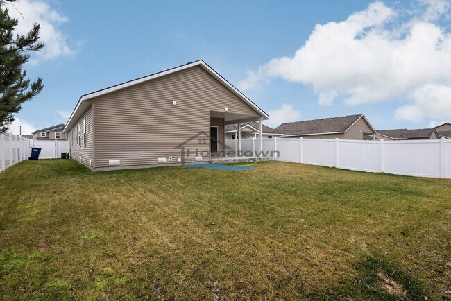 Building Photo - Stunning 3 Bedroom 2 Bath Home in The Landings!