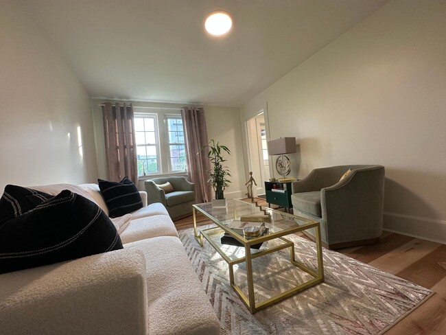 Building Photo - 3 bedroom, 2 bath, furnished Kingsport, TN