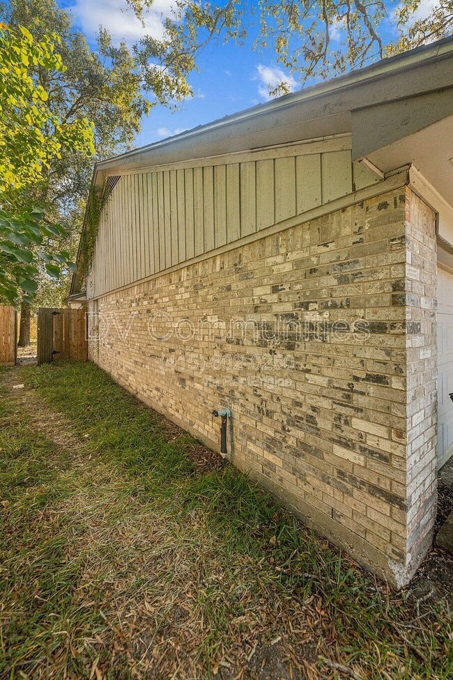 Building Photo - 9830 Cherokee St