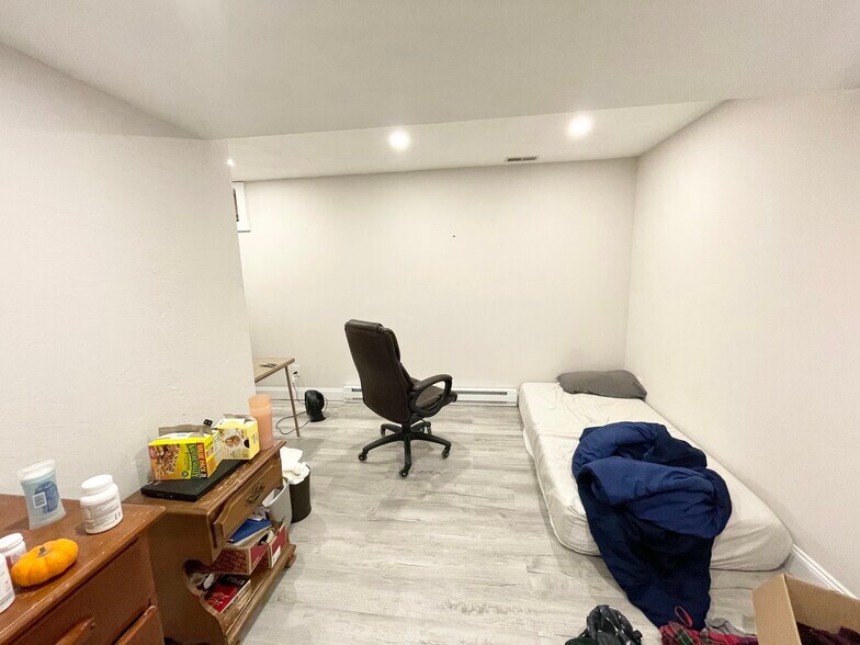 Building Photo - 27 Iroquois St