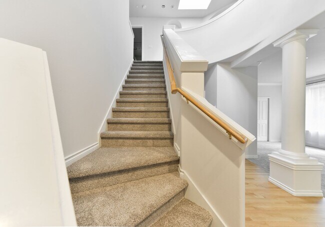 Building Photo - Nice 5 Bed / 2.5 bath house for rent in Kenmore.