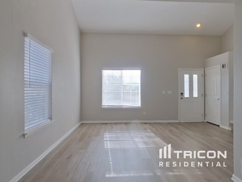 Building Photo - 9995 Strathfield Ln