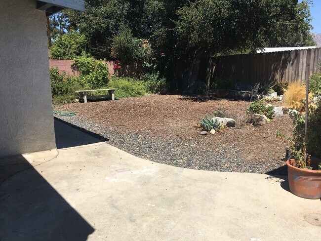 Building Photo - Spacious three bedroom one and half bath house in Sunland!