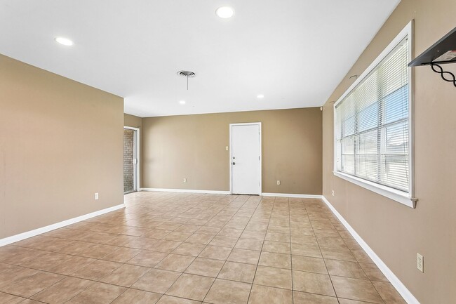 Building Photo - 2486 Hyman Pl