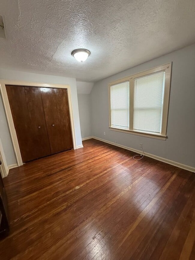 Building Photo - Large 3 Bedroom home with 2 car garage