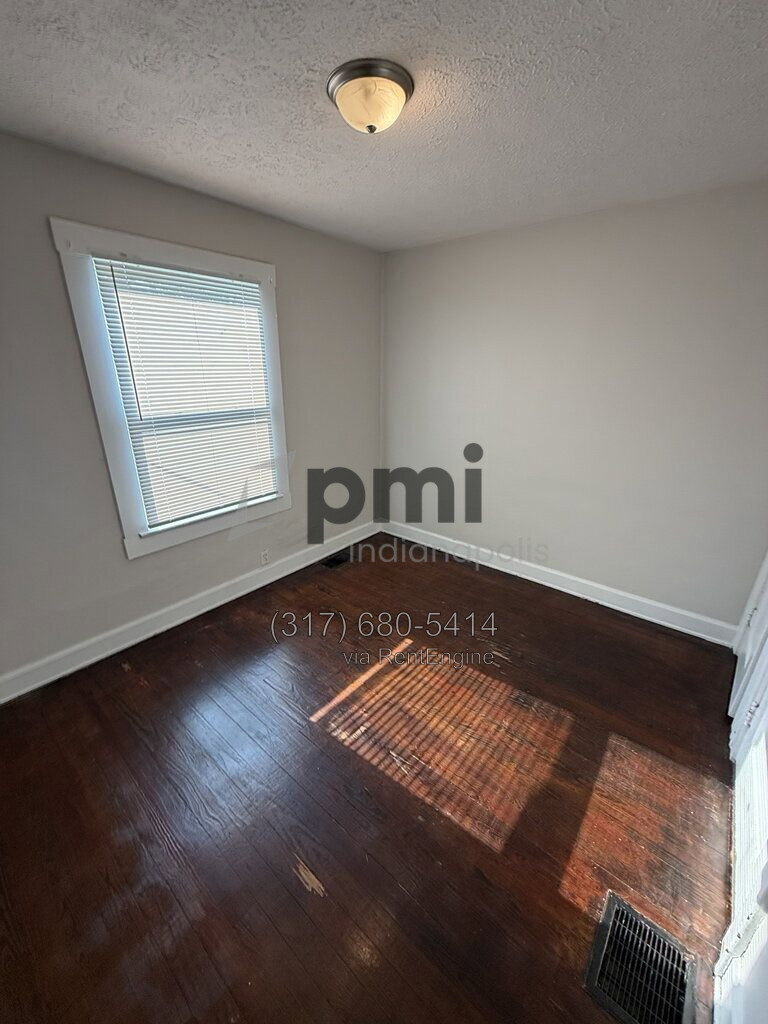 Building Photo - 943 N Drexel Ave