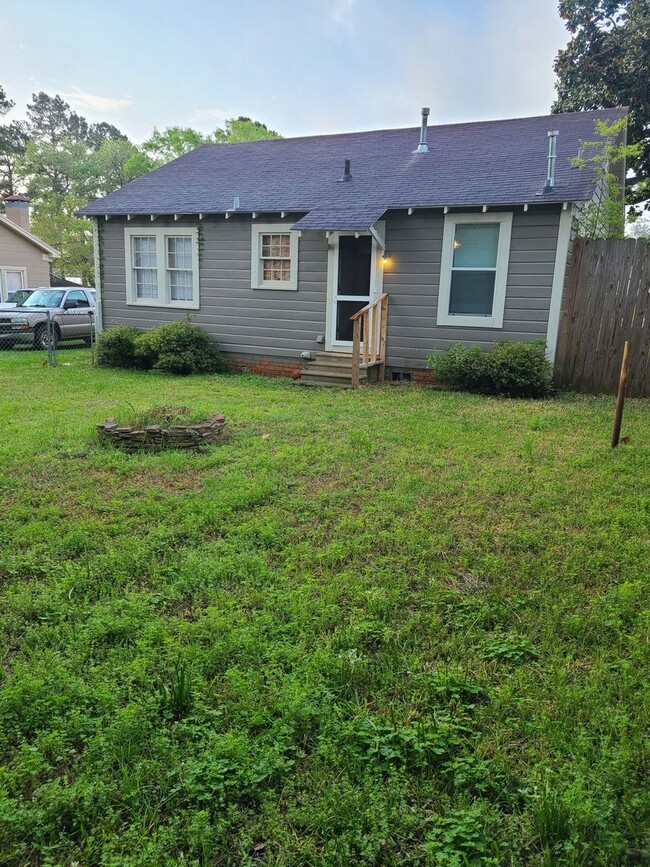 Building Photo - Quaint 2 bedroom and 1 bathroom ready for ...