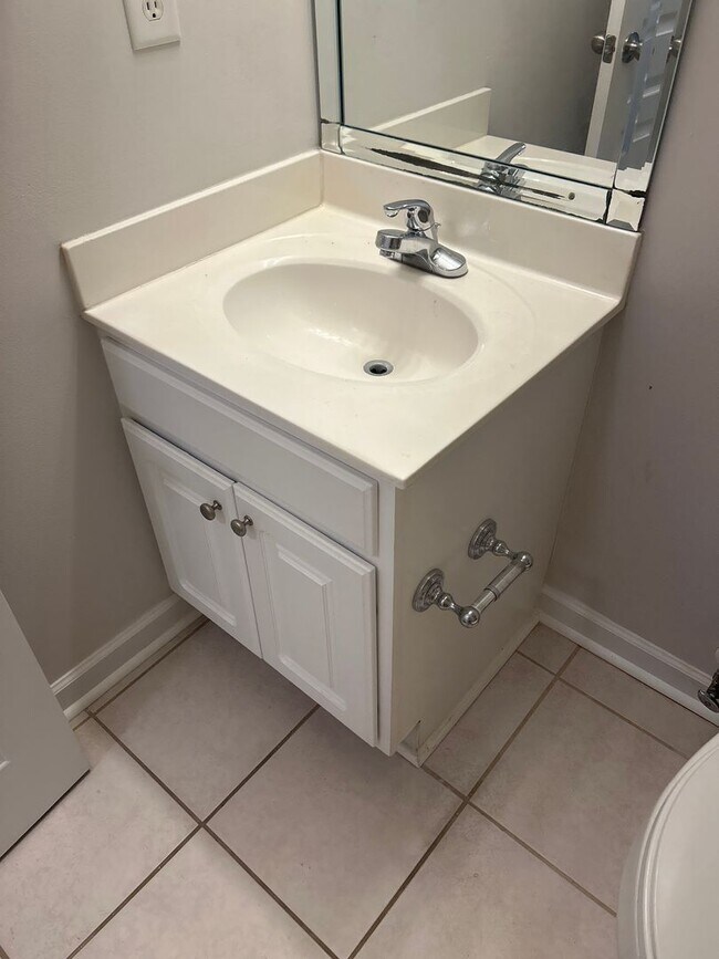 Building Photo - Three Bedroom Townhouse Available!