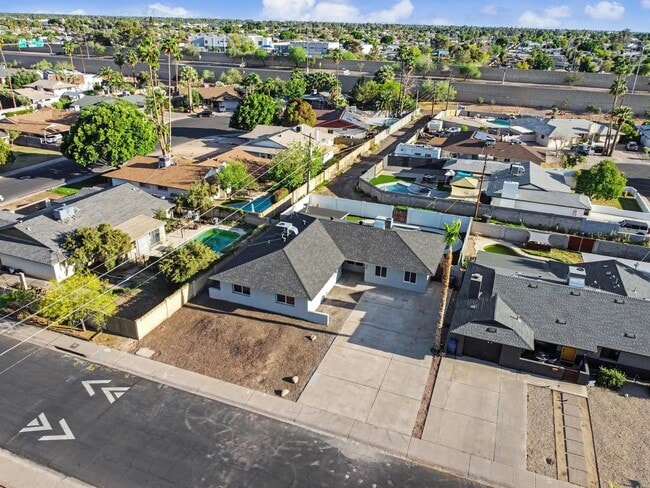 Building Photo - 6 Bed/ 3 Bath with Pool