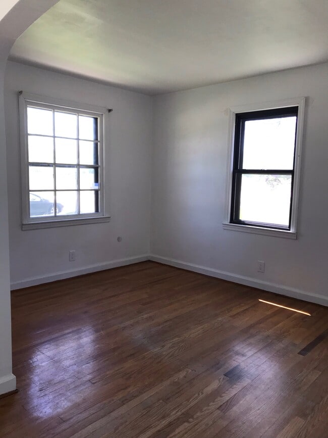 Building Photo - 1236 e drexel ave