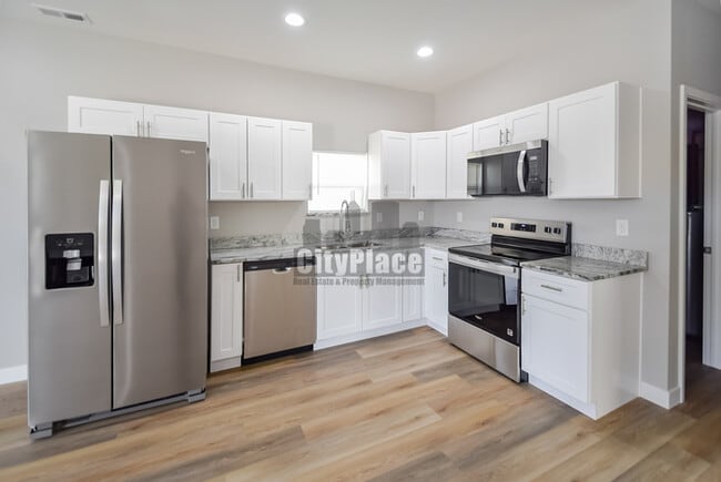 Building Photo - 2801 E Riverside Dr