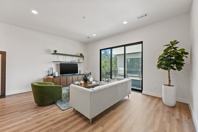 Building Photo - 1517 D Vermont St