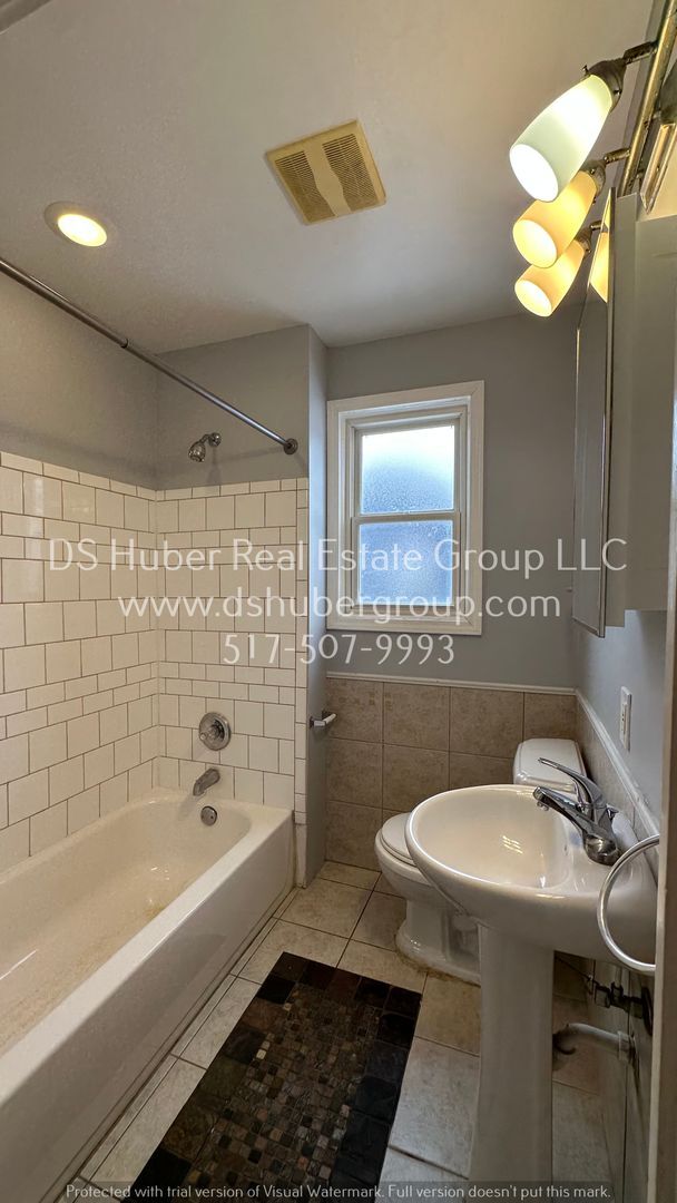 Building Photo - 420.5 W Maple St