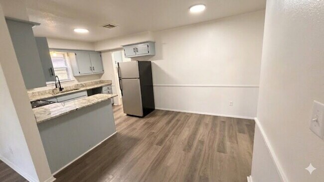 Building Photo - Versatile 5-Bedroom Residence | Ideal for Hosting & Home-Style Living!!