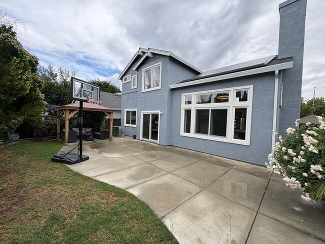 Building Photo - Beautiful 3 Bedroom 2.5 Bath Brentwood Home With SOLAR