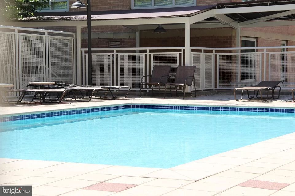 Pool - 800 4th St SW