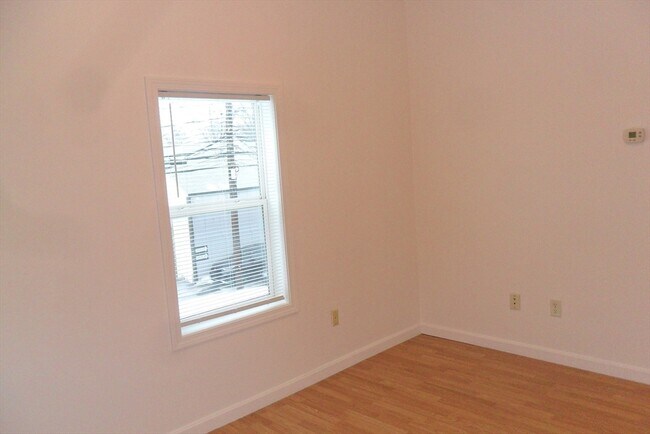 Building Photo - 848 Waverly St